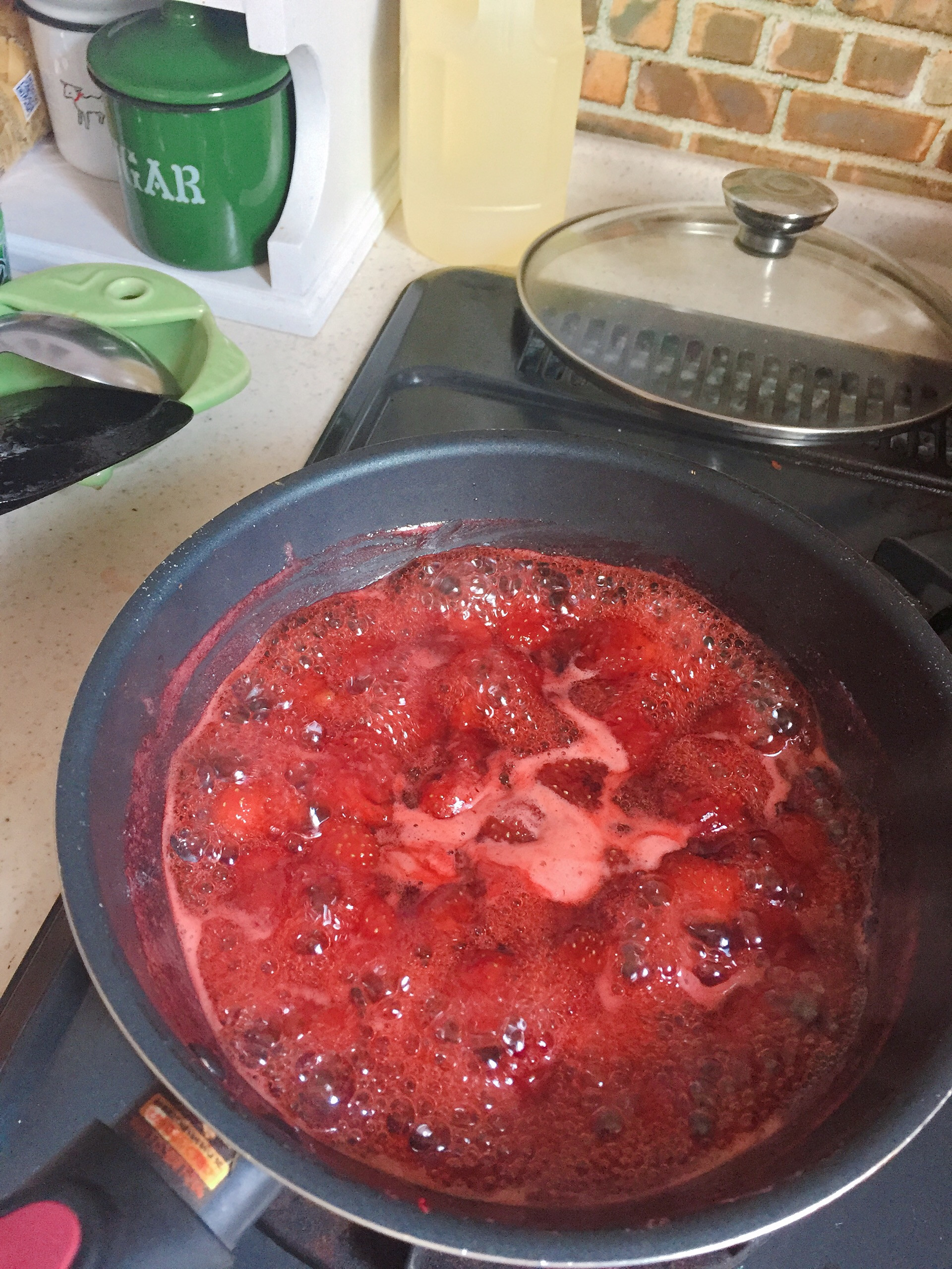 苺ジャム作っています