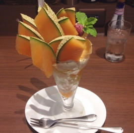 このメロンパフェ、ヤバない？