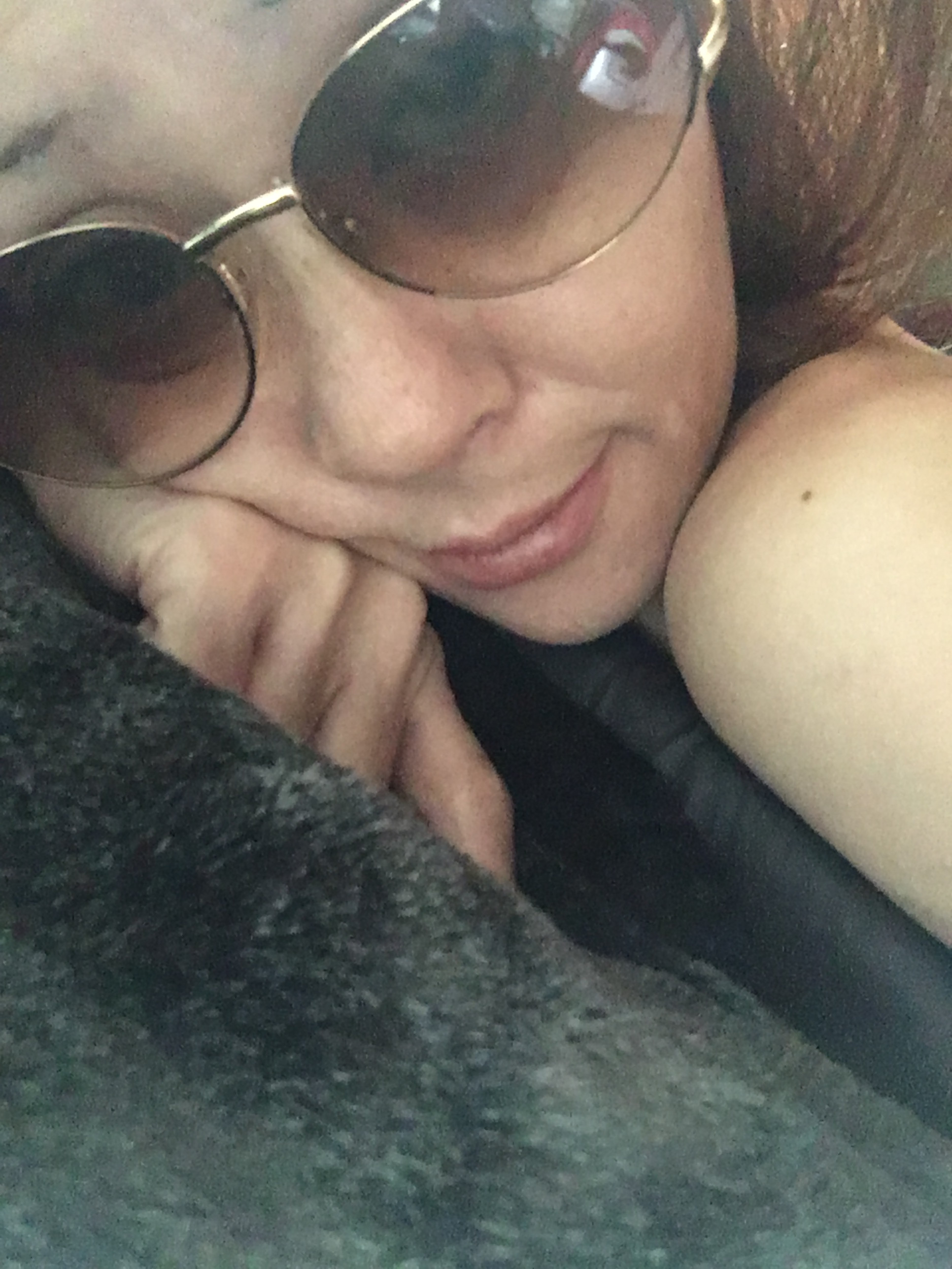 寝起きのすっぴんサングラスでカバーw