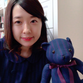お洋服とお揃いの生地のベアとの写真です！