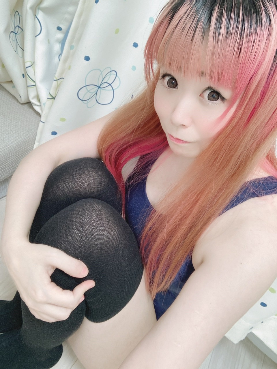 スク水ニーソ、やるか悩んでる件。