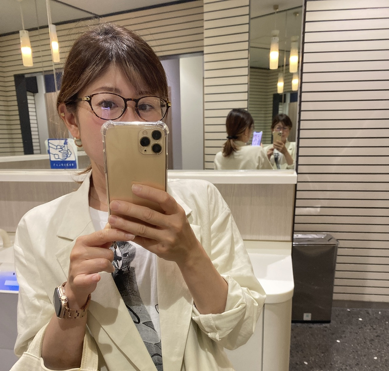 鏡の向こうに…