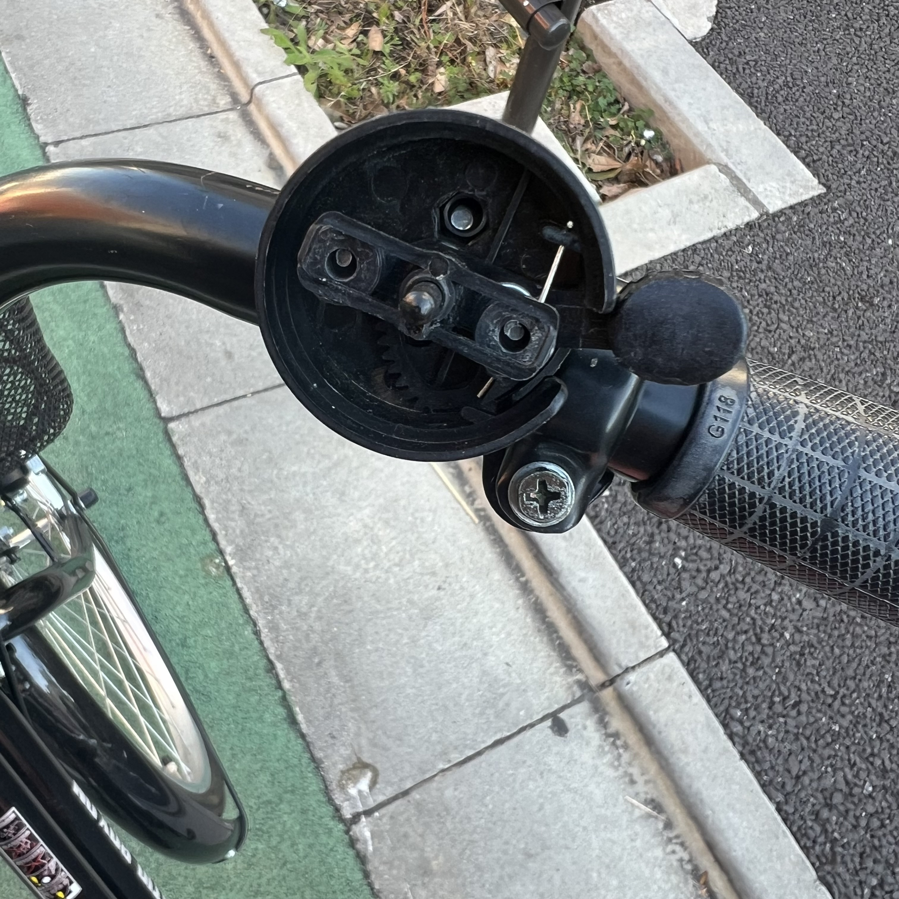 カラスがベル壊した