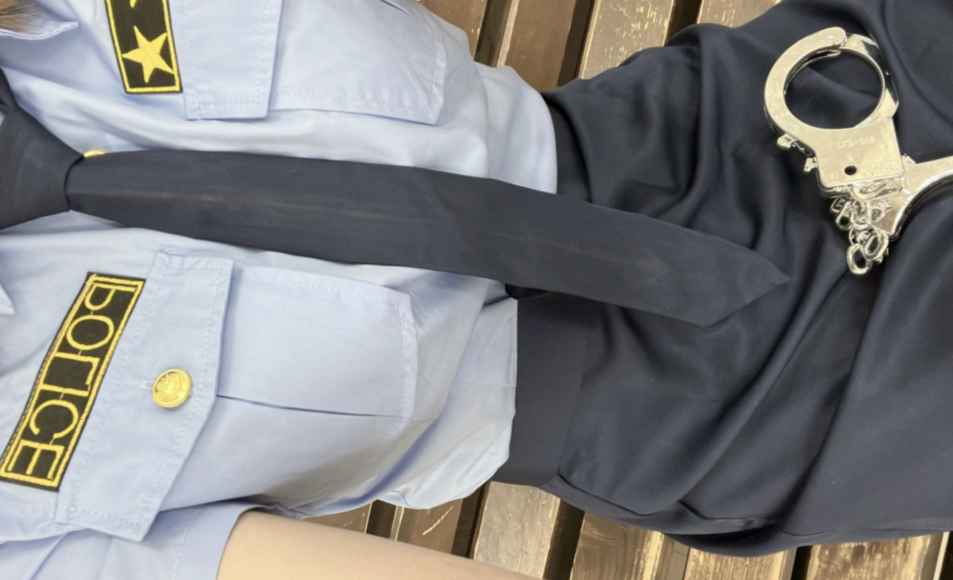 お話してくれないとたいほっ！笑