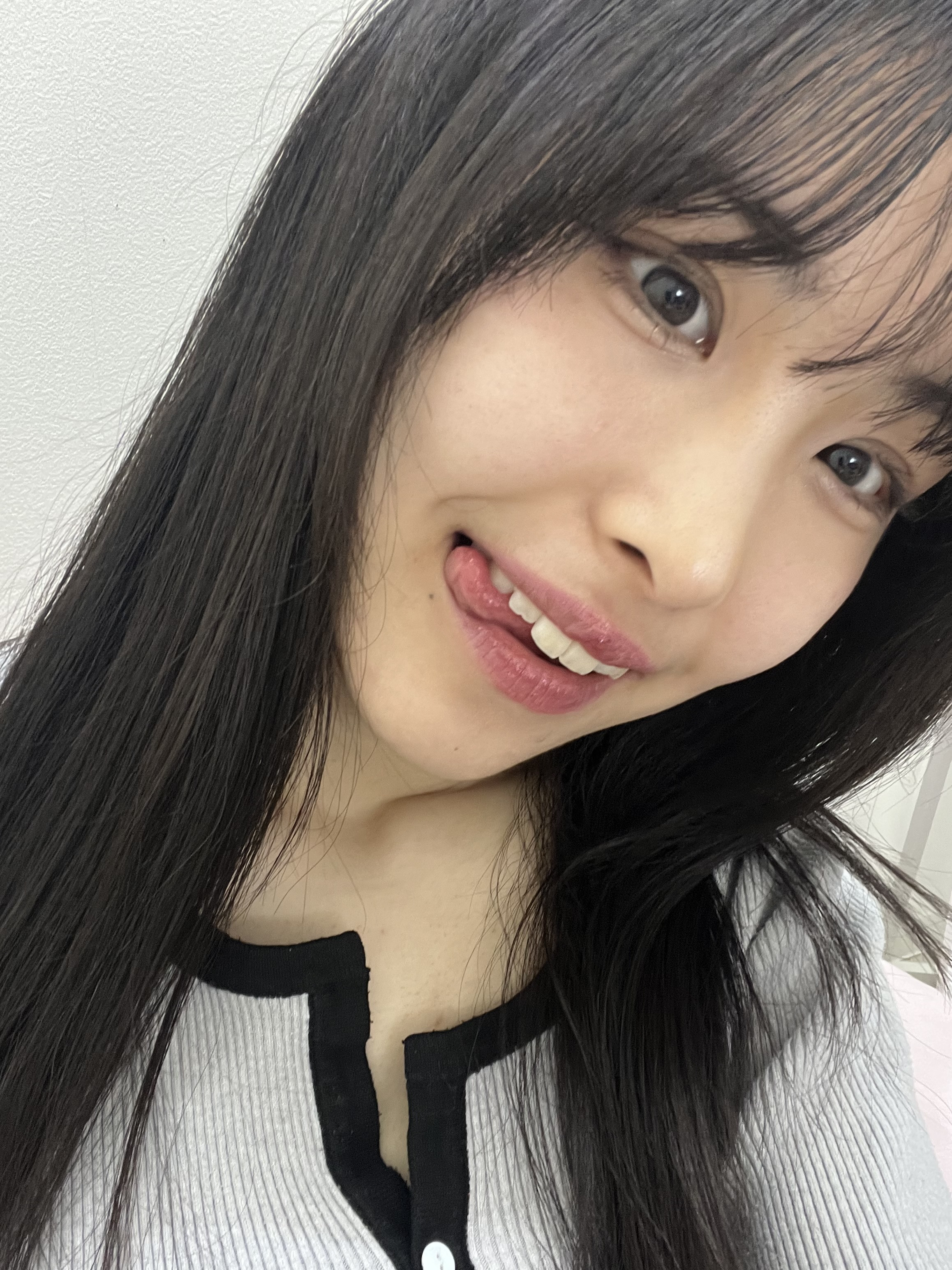 今日の自撮りはベロ出し?