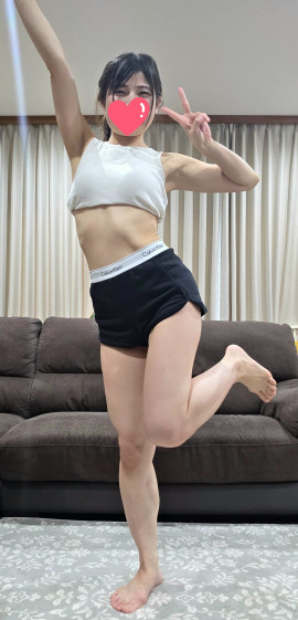 魅惑の生脚1枚目！