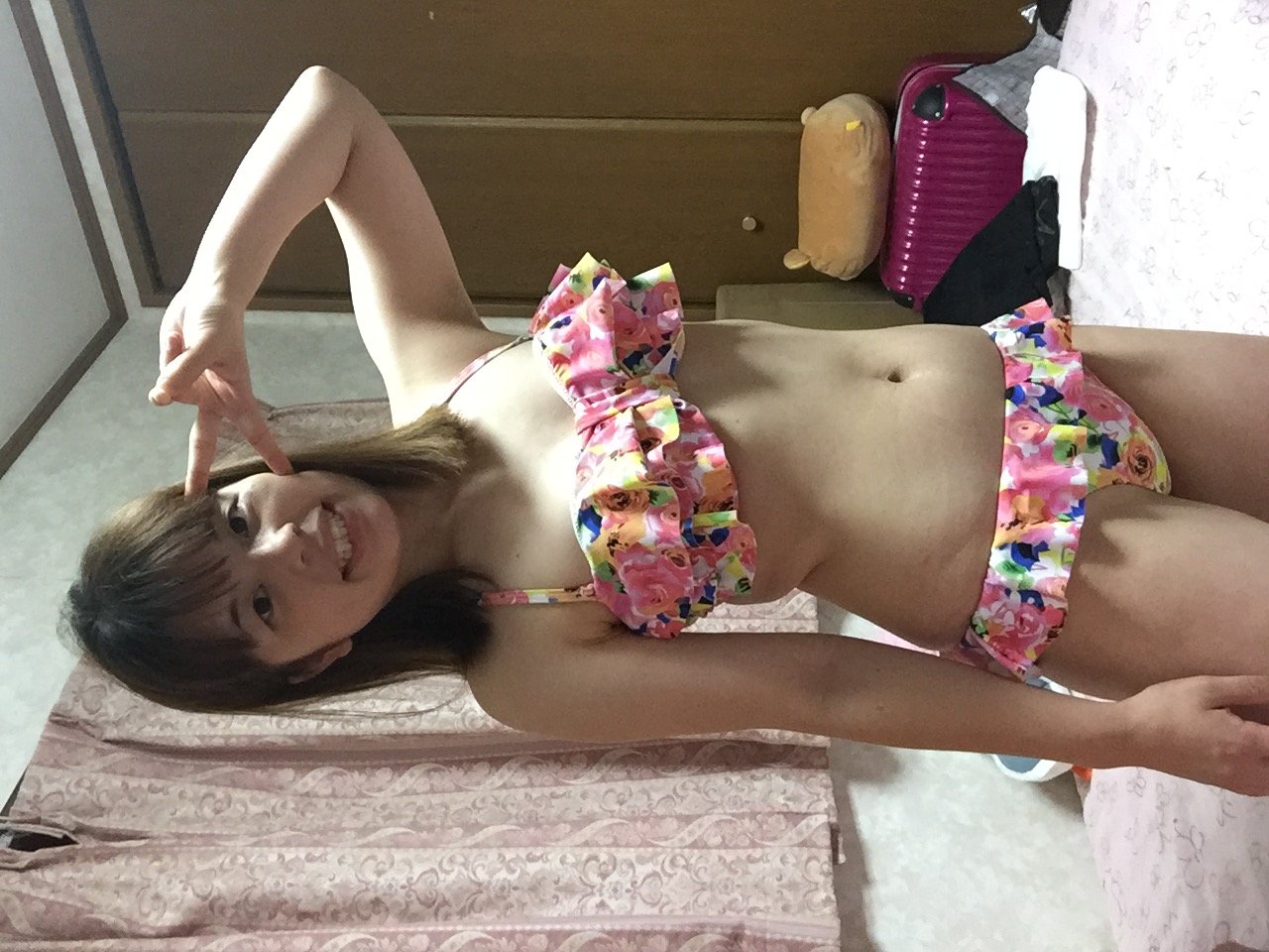 水着でポーズ☆